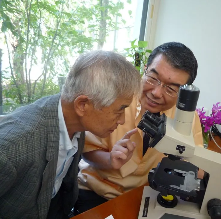 顕微鏡をのぞいて細菌を確認 横浜の歯科・歯医者 横浜山手デンタルクリニック